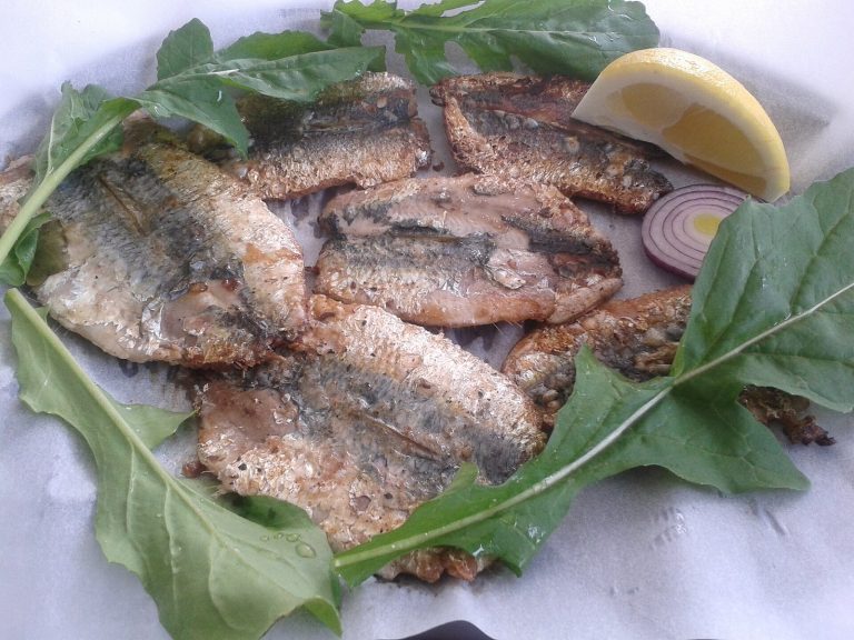 Grilled sardines with lemon, a low-mercury fatty fish suggested in a lupus diet