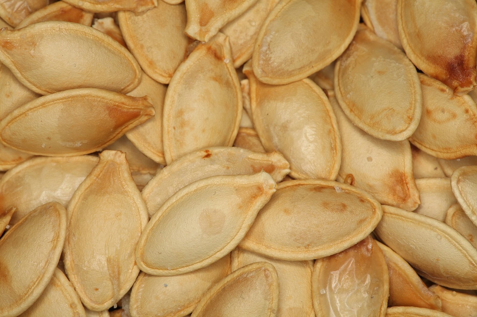 Roasted pumpkin seeds, a high-magnesium snack