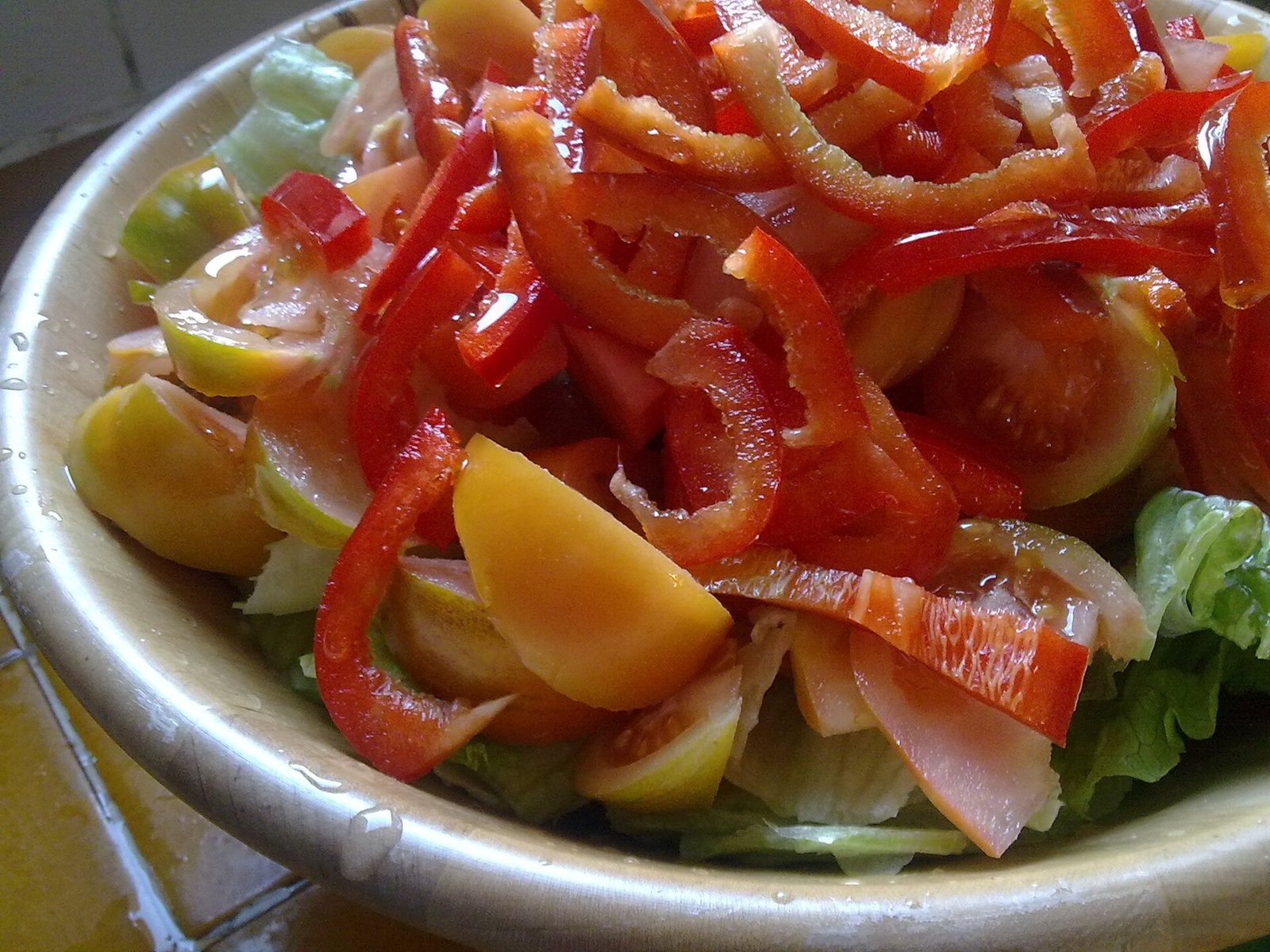 Mediterranean vegetable salad with olive oil, a DASH-leaning metabolic syndrome diet side