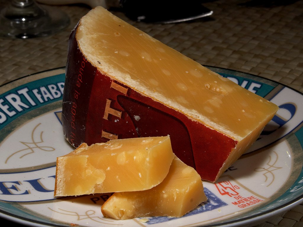 Aged Gouda cheese, a possible migraine trigger food to test with a headache diary