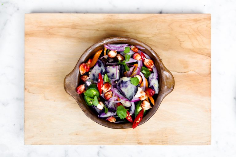 Colorful vegetable salad bowl for an osteoarthritis diet built on whole foods and healthy weight