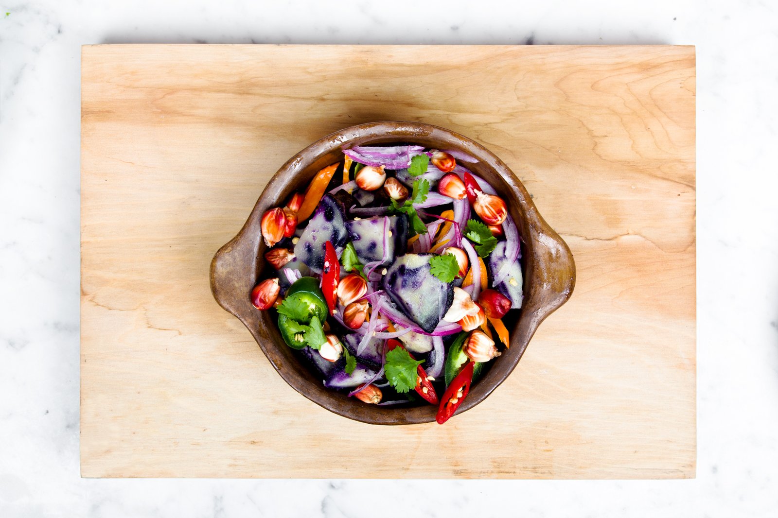 Colorful vegetable salad bowl for an osteoarthritis diet built on whole foods and healthy weight
