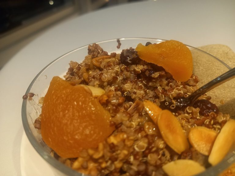 Whole-grain quinoa salad bowl, a fiber-rich option for a PCOS diet
