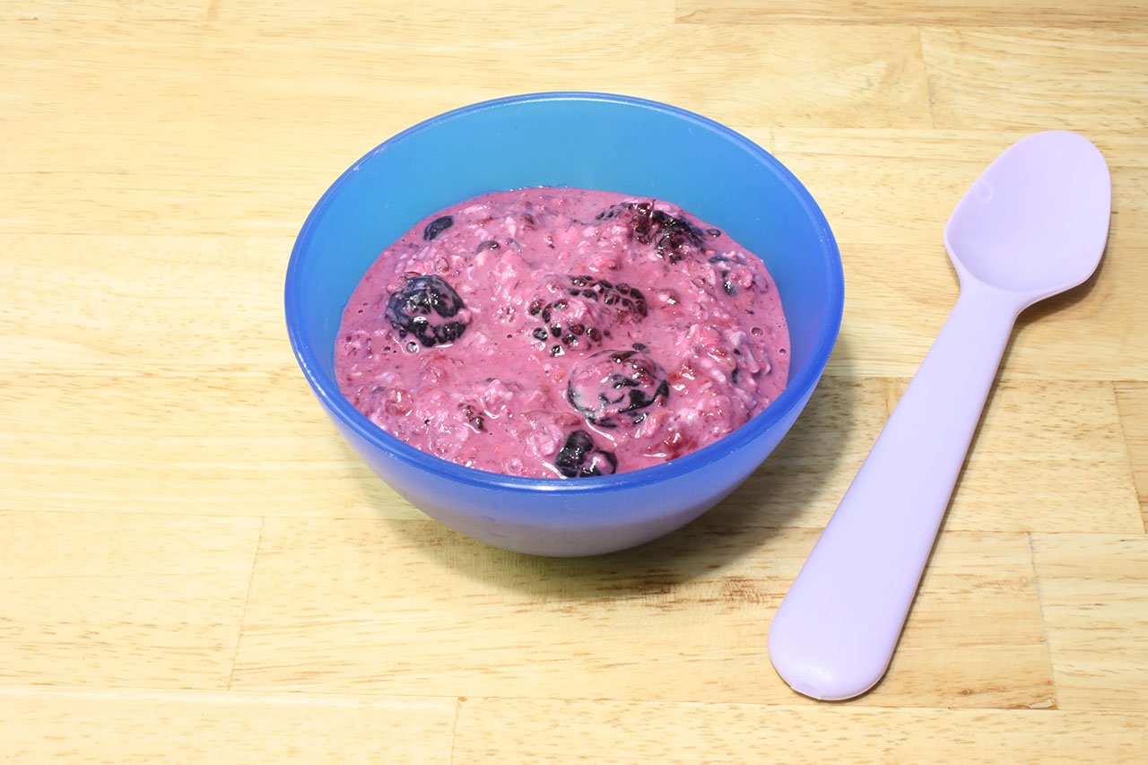 Overnight oats with berries, a whole-grain breakfast for a PCOS diet