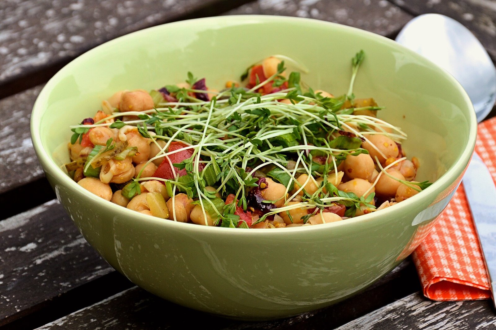 Prediabetes diet: chickpea and vegetable salad with fresh cress, a high-fiber meal for insulin resistance
