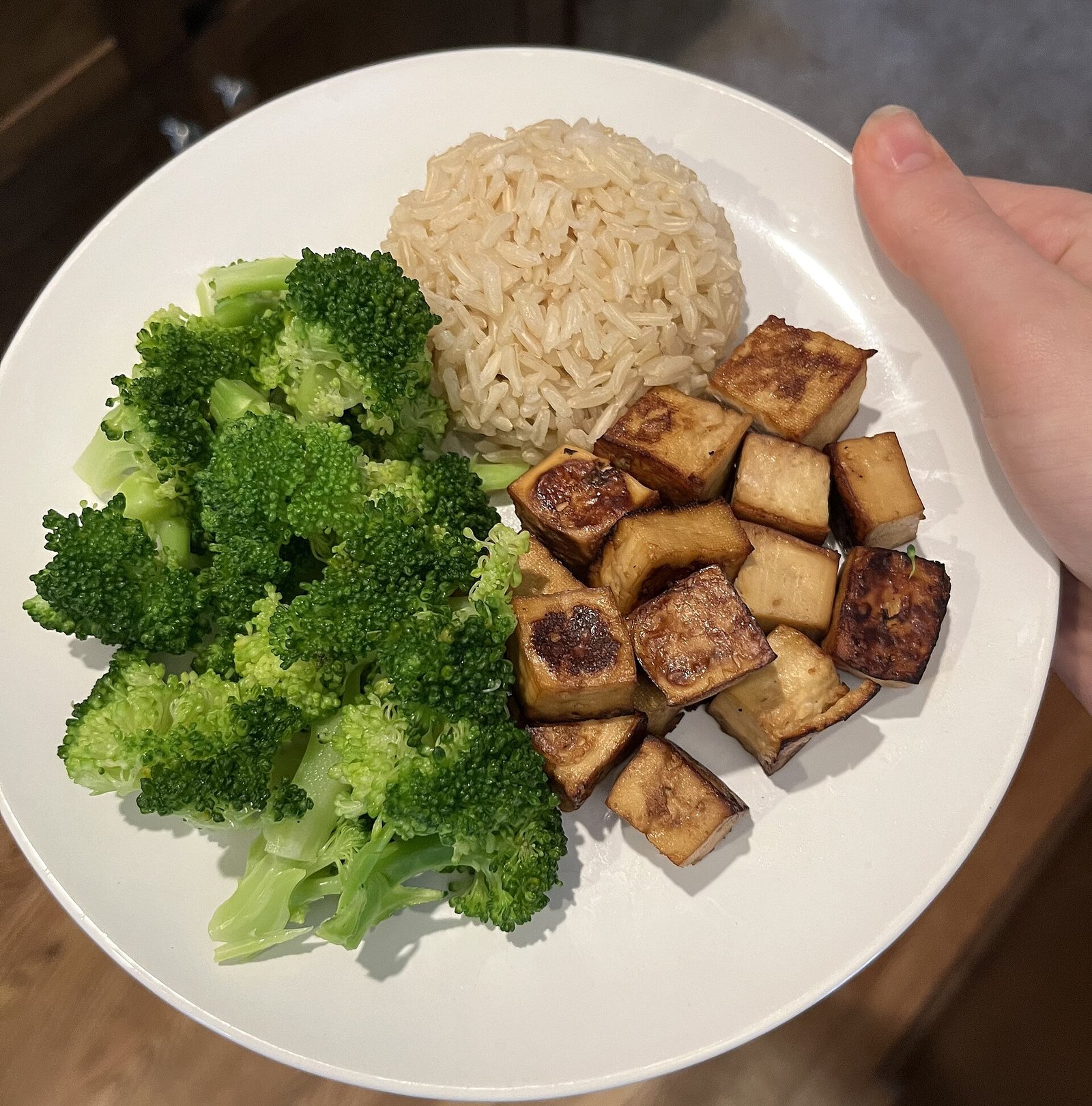 Prediabetes plate method example: half broccoli, a quarter brown rice, and a quarter baked tofu