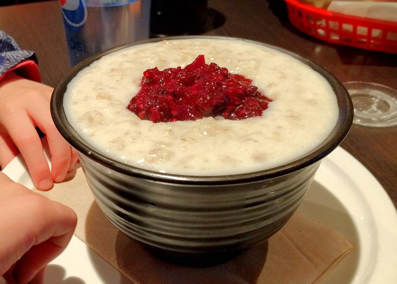 Oatmeal with berries, a high-fiber breakfast for a prediabetes diet