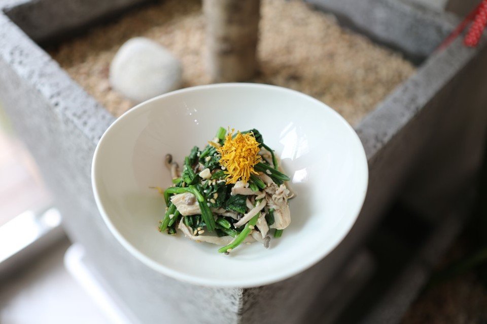 Spinach and walnut salad for omega-3 foods in a Sjögren's diet